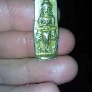 Жетон где размещен образ будда на бронзовом жетоне