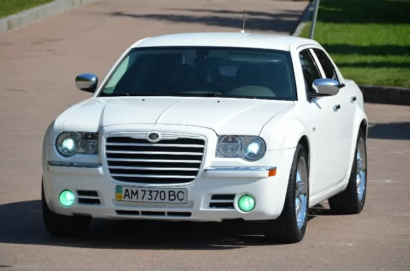 Прокат свадебного автомобиля chrysler 300c в Житомире  3