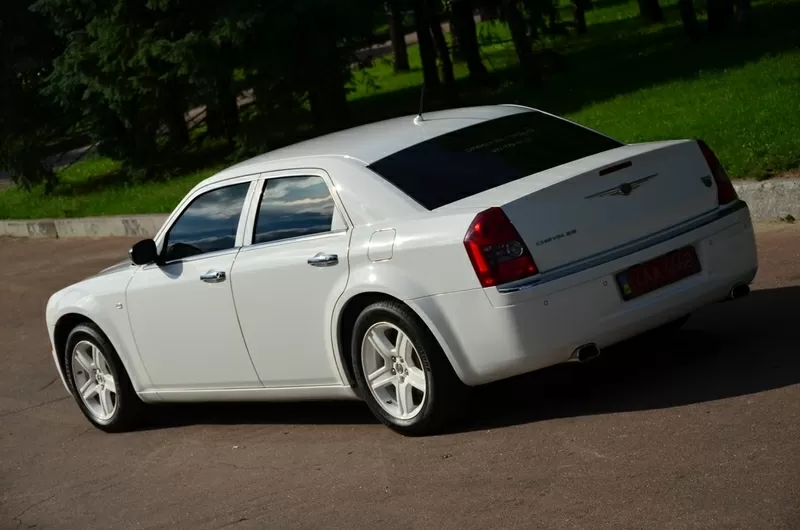 Прокат Chrysler 300C Белого цвета в Житомире 3