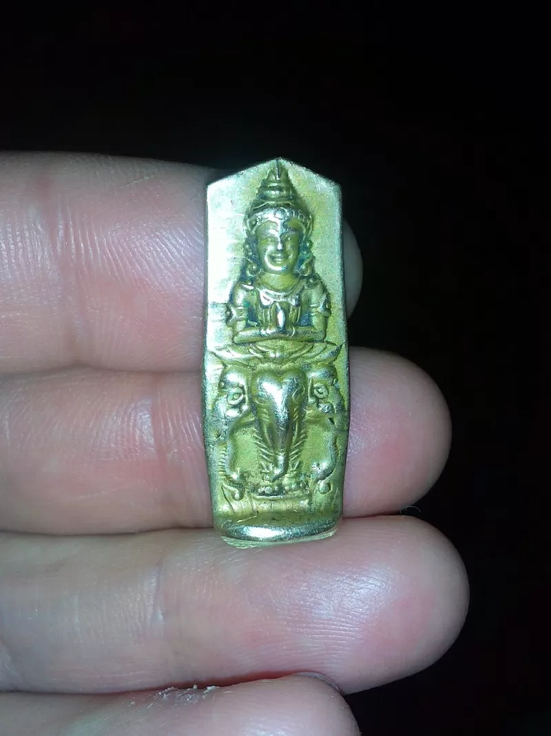 Жетон где размещен образ будда на бронзовом жетоне